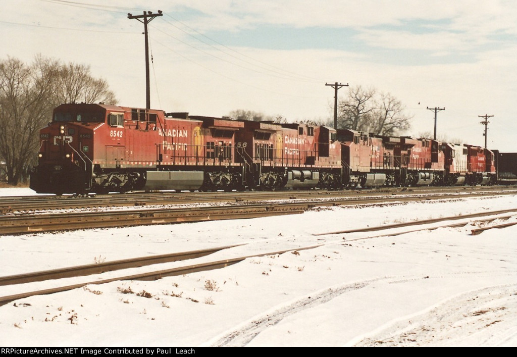 Westbound manifest eases throiugh the junction